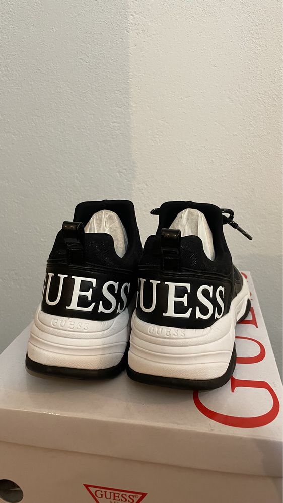 Sneakersy czarne marki Guess