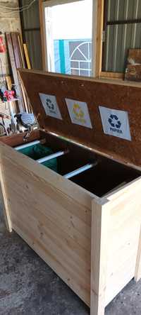 Drewniana skrzynia do segregacji odpadów na 3 worki