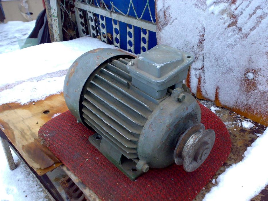 Электродвигатель 2.2 квт.1420 об.4АМ 90ЛС.25 кг.Новый.