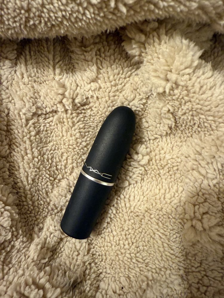 MAC DEVOTED TO CHILI Powder Kiss Lipstick Pomadka