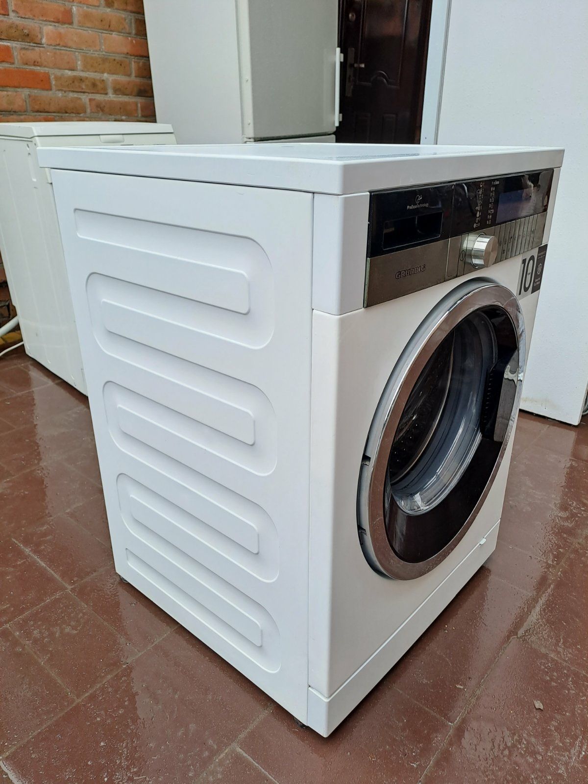 Пральна машина Grundig.На 9 кг.Інверторний двигун.