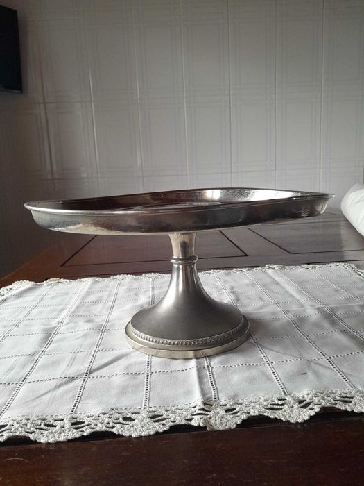 Prato de metal com pé – 29 cm de diâmetro