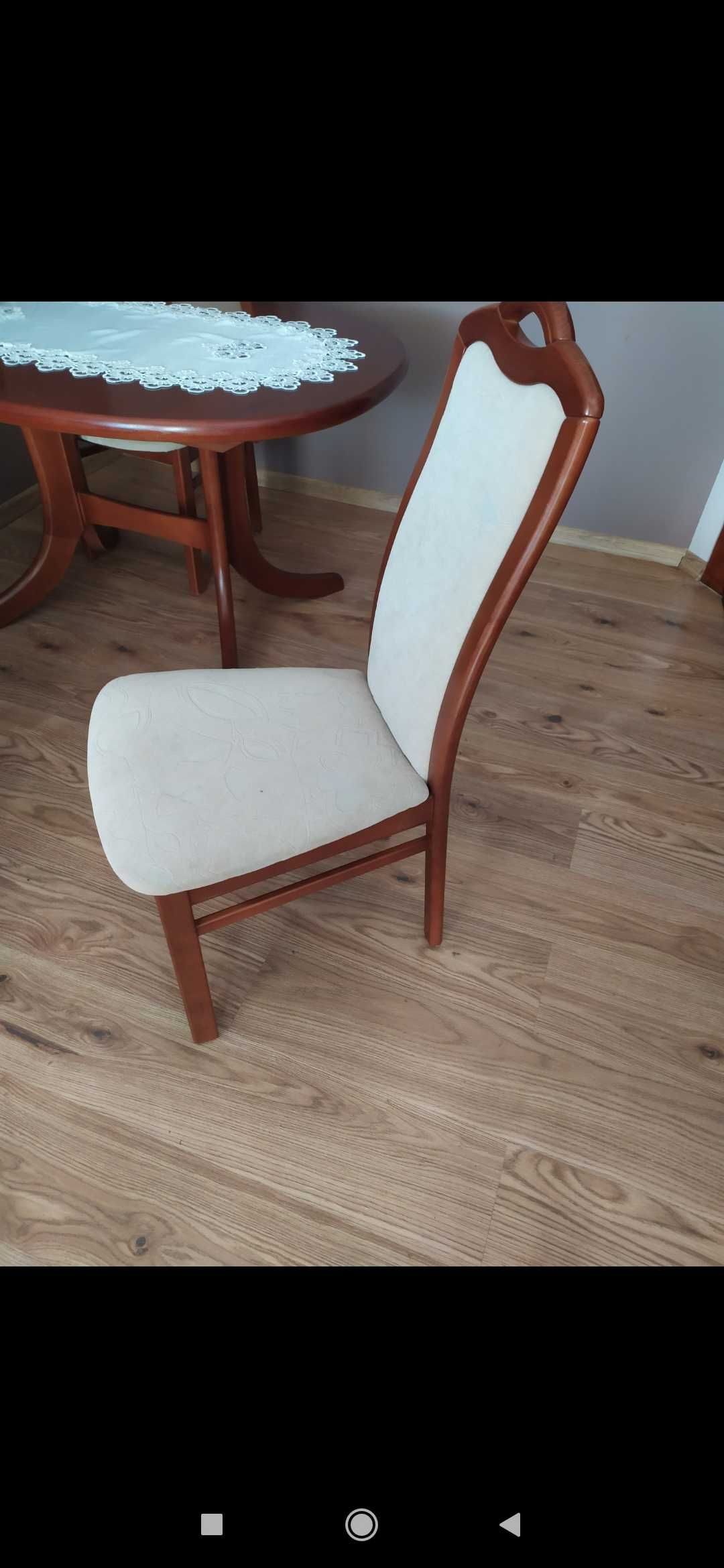 Rozkładany stół drewniany z krzesłami