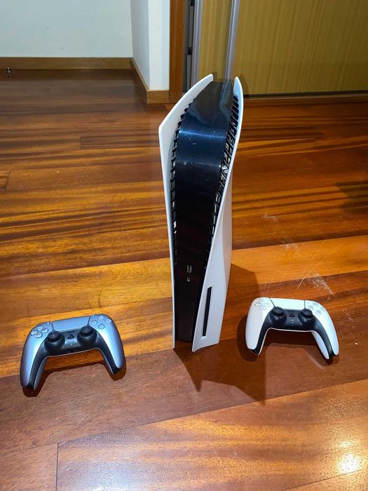 PS5 como nova, 2 comandos 2 jogos físicos e conta com jogos digitais