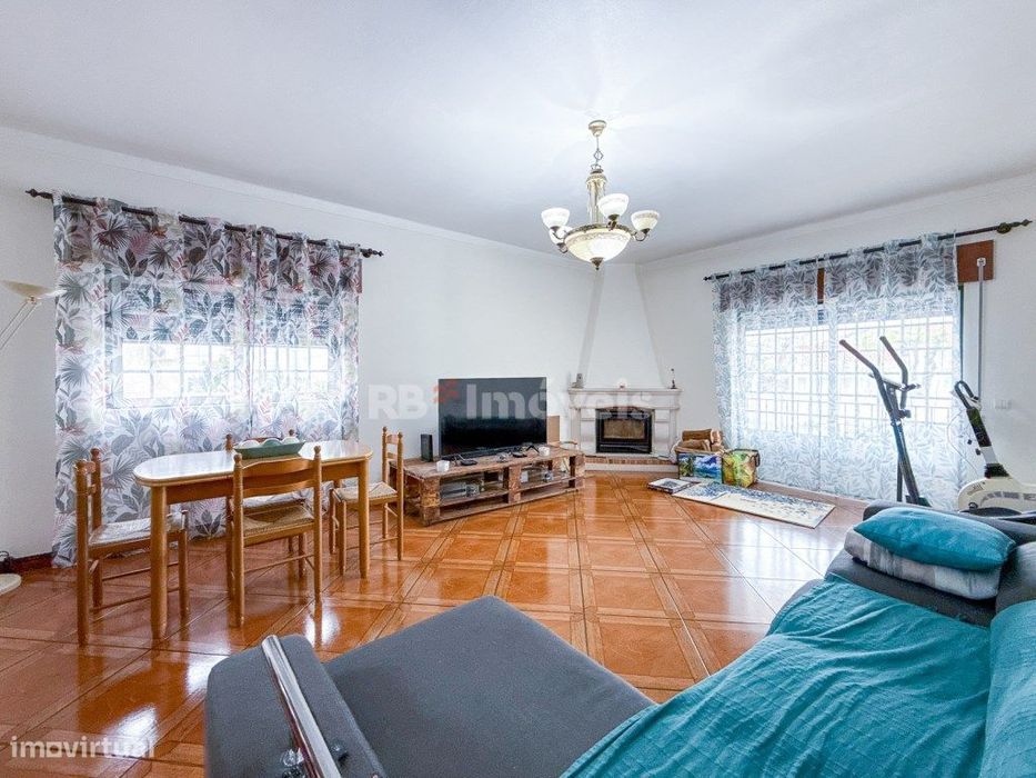 Moradia T3+1 c/ Logradouro, Sótão, Garagem e Cave, em Montalvo