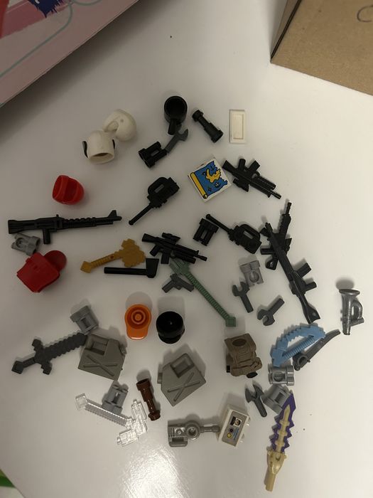 Лего чоловічки ,герої лего ,зброя ,рації