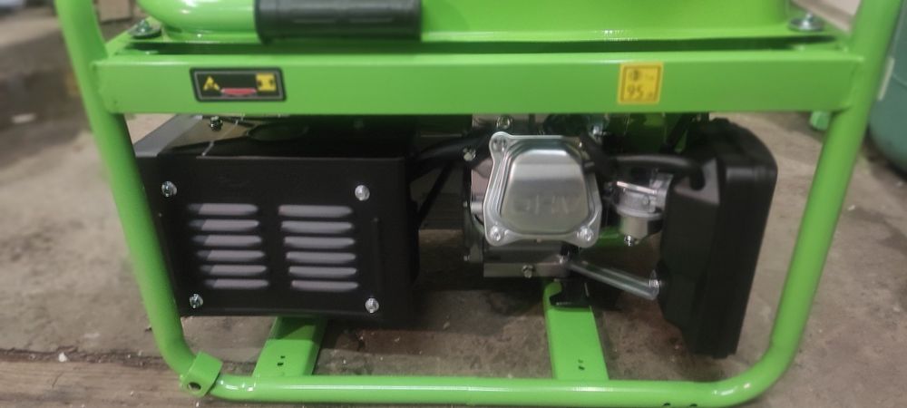 Бензиновый генератор 2.8kW 230V/12V 2800W Zipper ZI-STE2800