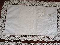 Conj.  2 Naperons combinação linho e crochet 40x24 e 35x23