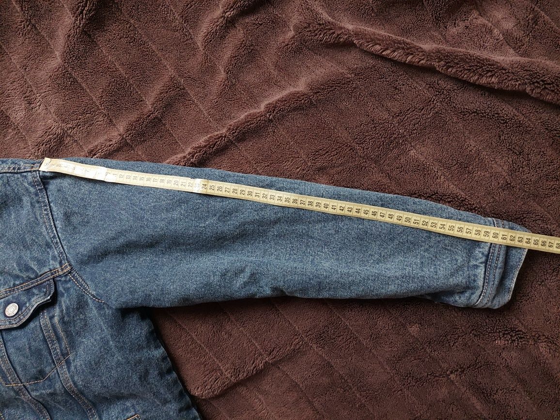 Куртка джинсова фірми Levis pull&bear оригінал 

Розмір:  S

Стан хоро