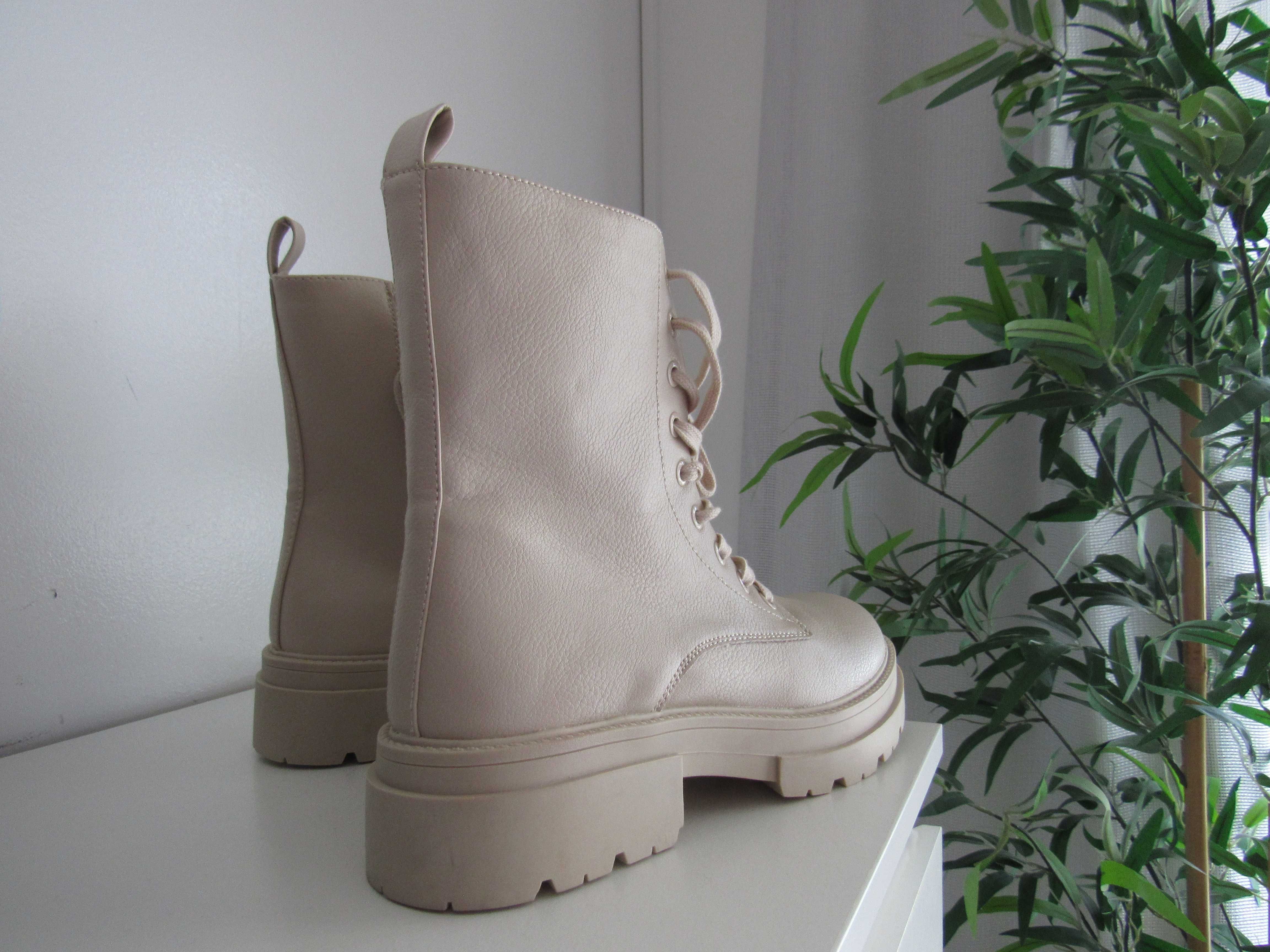 Botins estilo militar, T40, C&A, novos.