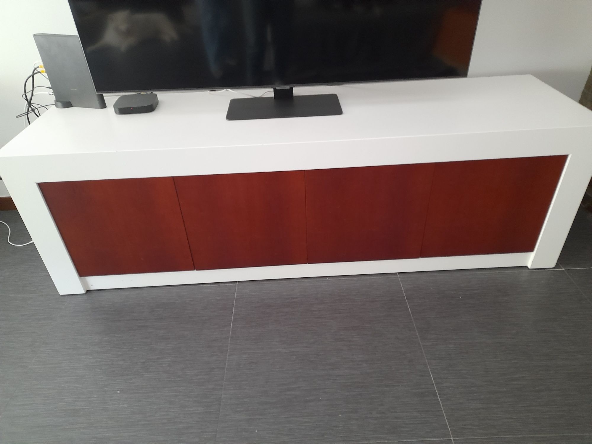 Móvel em madeira maciça, de sala de estar, lacado branco.