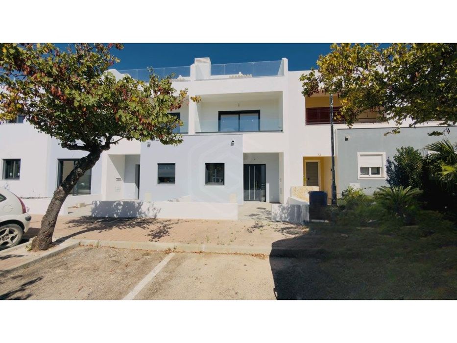 Moradia T2+1 nova com logradouro em Tavira, Algarve