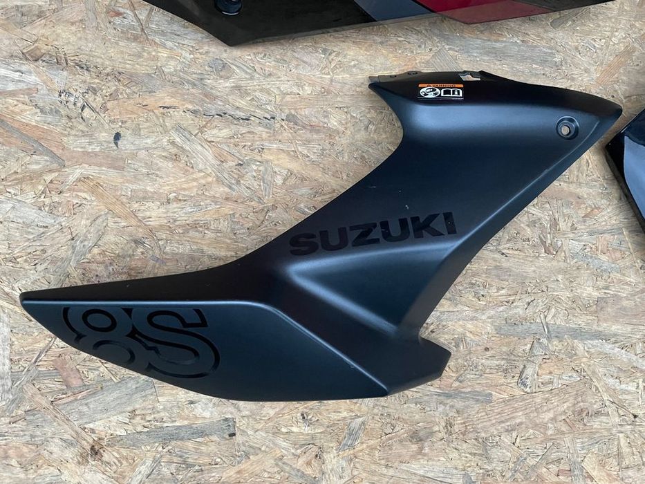 owiewka suzuki gsx-8s gsx 8s 23-bok lewy boczek