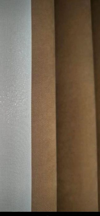 Długie beżowe zasłony