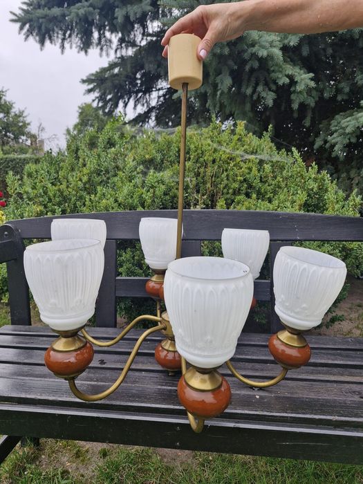 Żyrandol prl vintage – 6-ramienny, mleczne szkło, mosiądz, ceramika