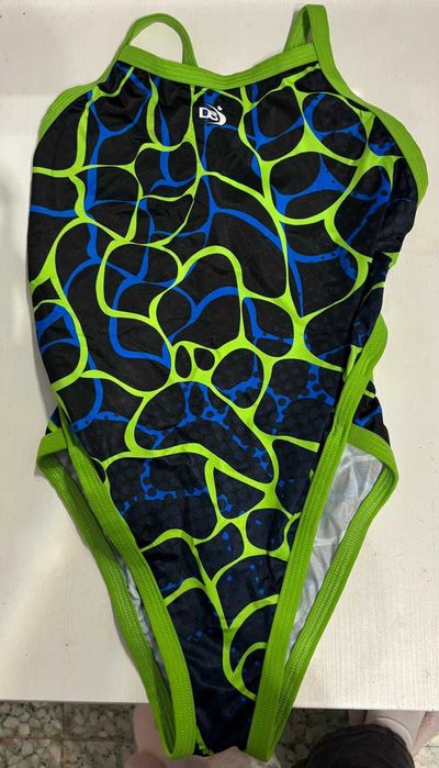 Roupa em otimo estado .