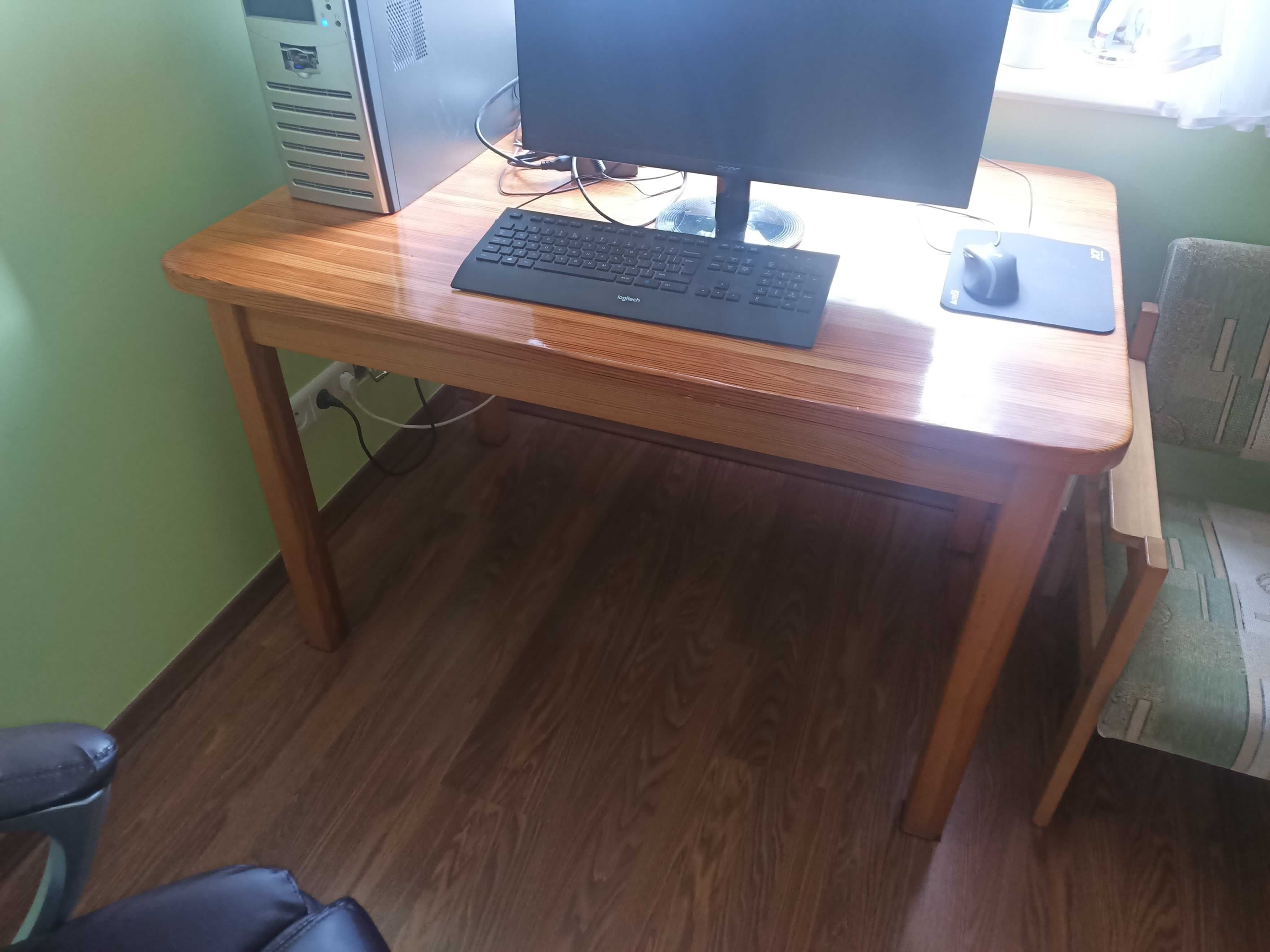 Stół i krzesła z drewna sosnowego lakierowane