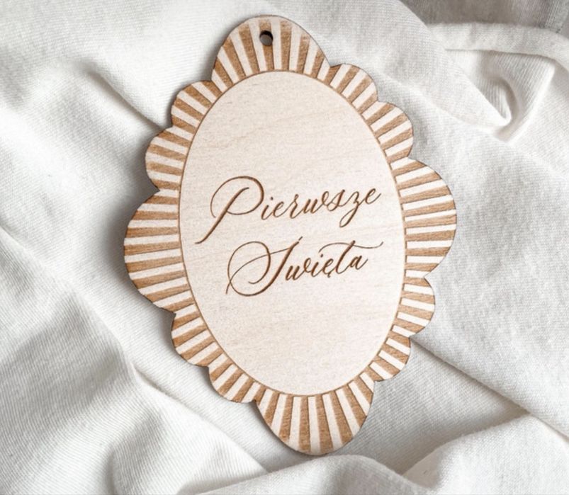 Drewniana bombka na pierwsze święta