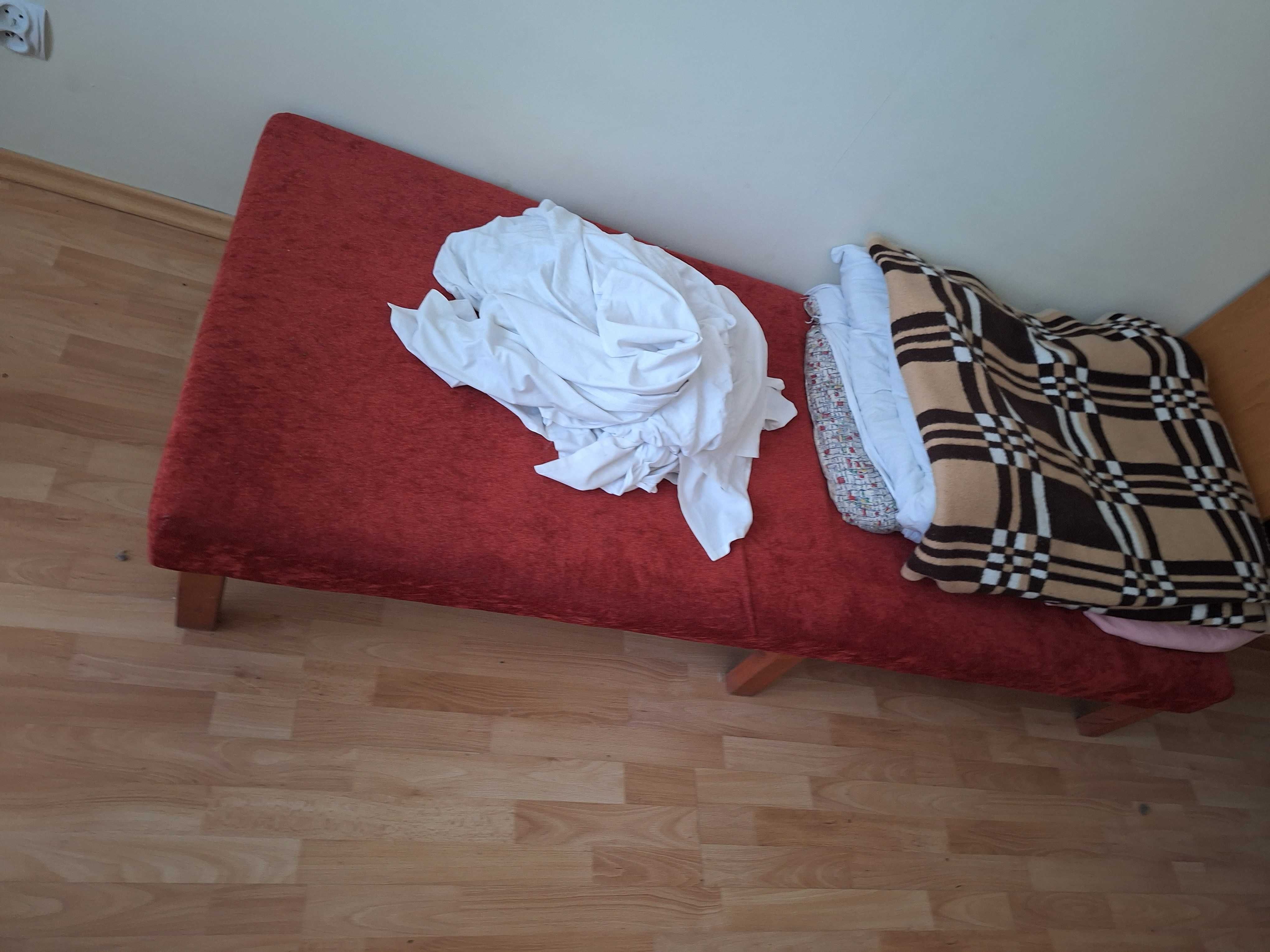 Likwidator sprzeda zestaw łóżek i tapczanów.
