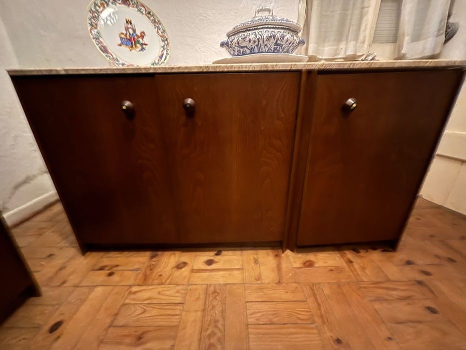 Armário antigo em carvalho com tampo em mármore – excelente estado