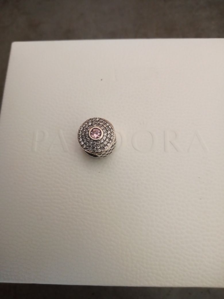 Charms do bransoletek typu Pandora .
