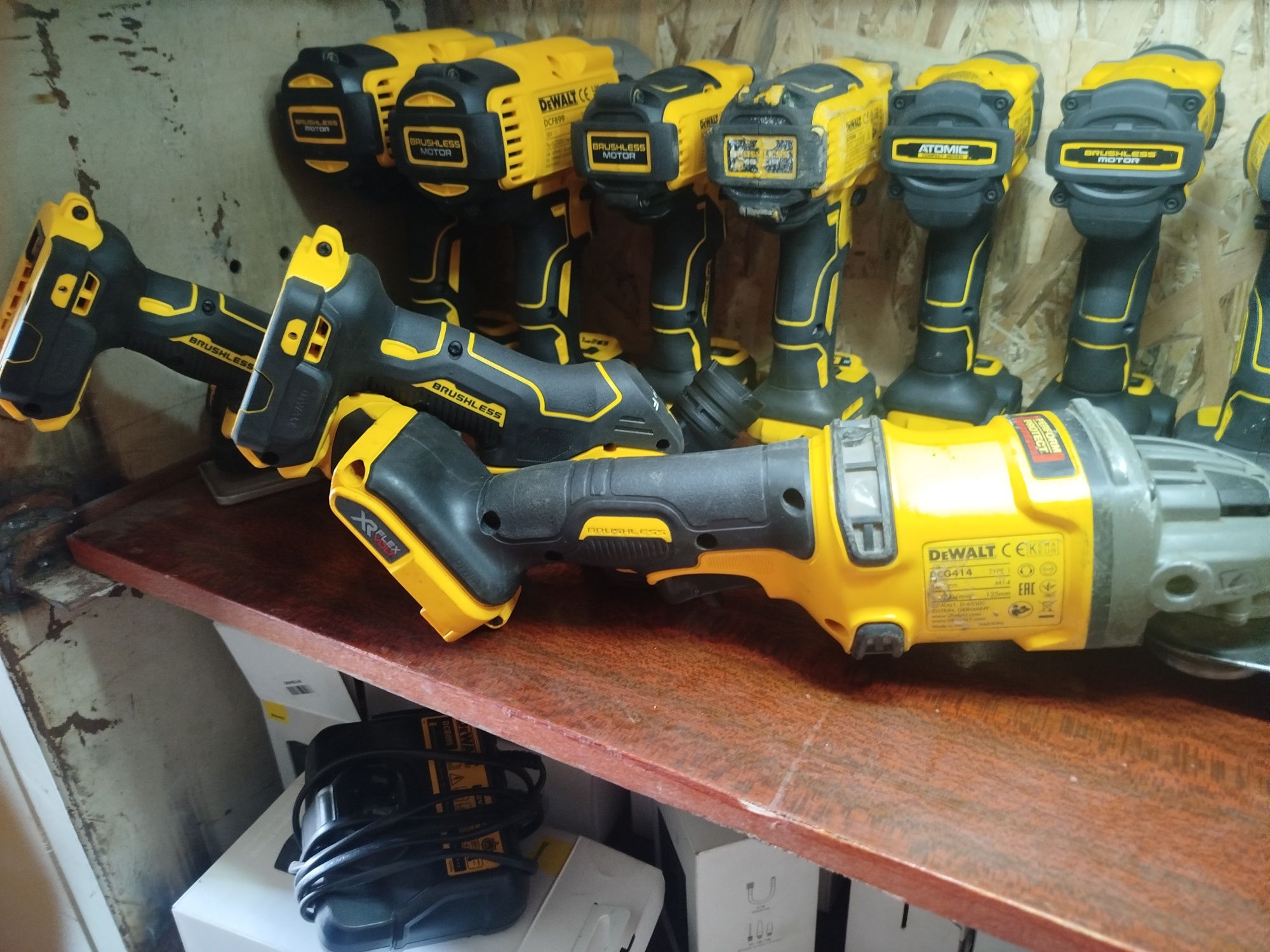 Dewalt інструмент