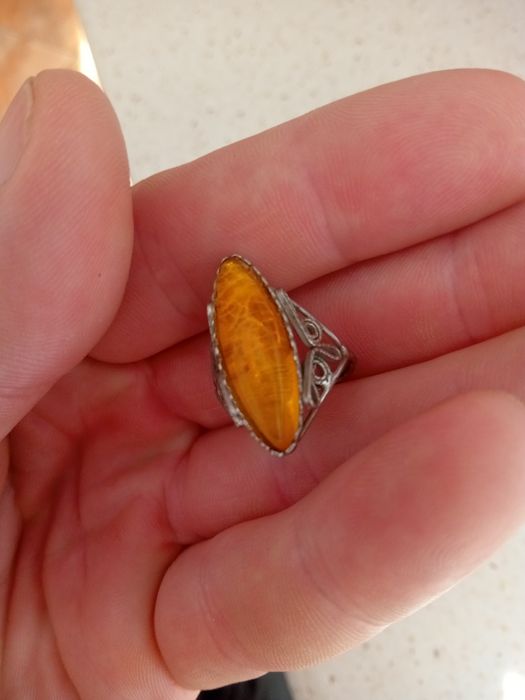 Pierścionek damski z żółtym oczkiem