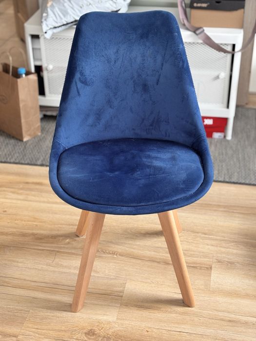 Krzesla granatowe do jadalni salonu