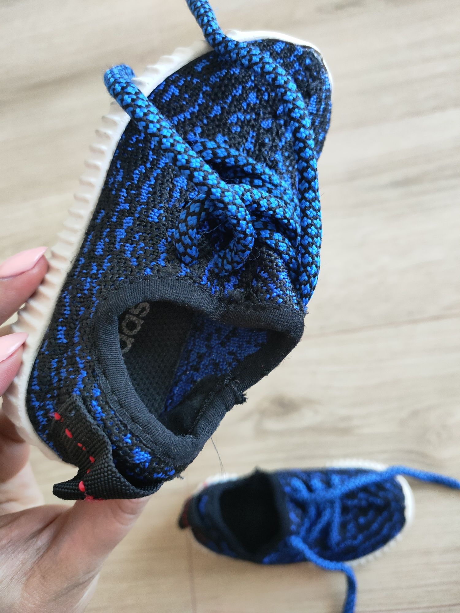 Adidas Yeez chłopięce r.22