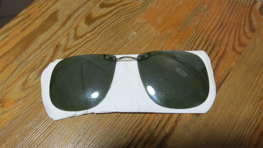 Nasadka polaryzacyjna na okulary do nocnej jazdy samochodem