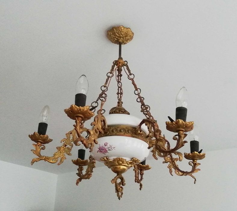 Żyrandol 6-ramienny mosiądz ceramika szklane klosze PRL