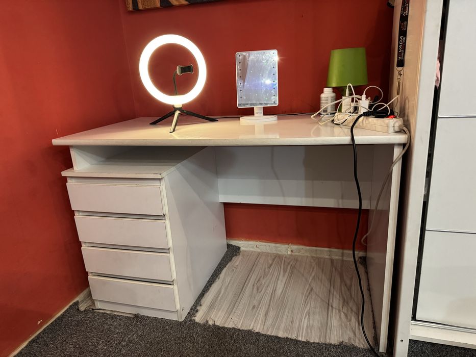 Sprzedam biale biurko z szyfladami