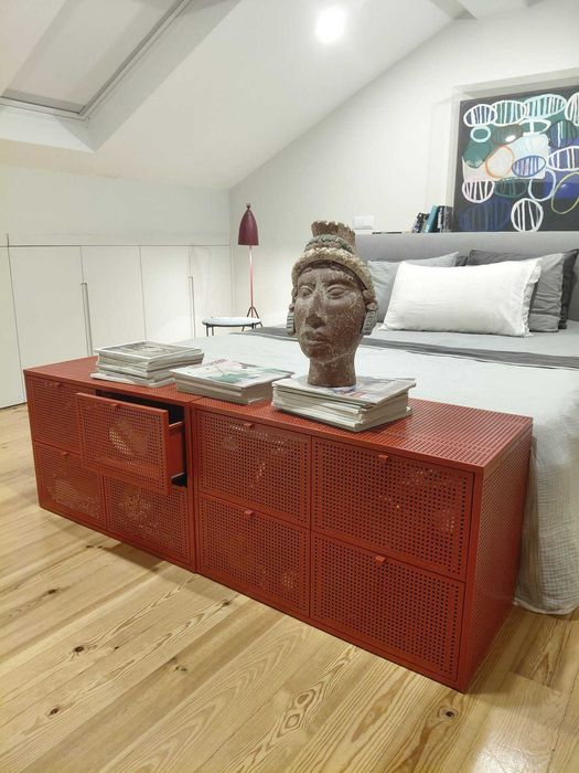 Movel bordeux com arrumacao e gavetas