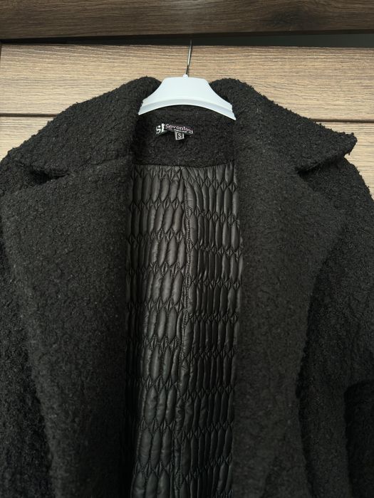 Чорне зимове пальто