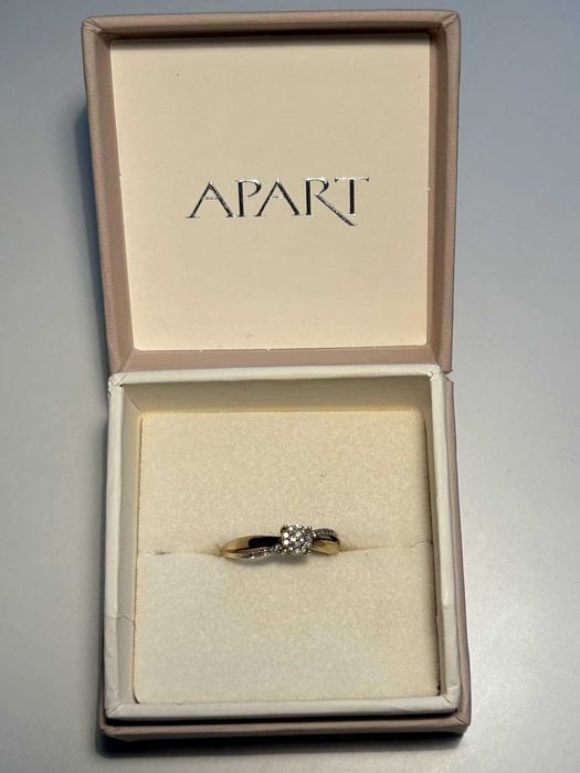 Śliczny złoty pierścionek zaręczynowy z brylantem Apart