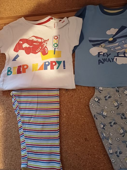 Roupa de bebé. 
Conjunto