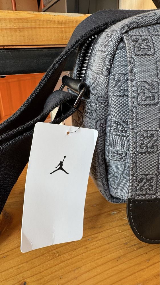Унісекс сумка через плече Nike Monogram Mini Messenger, сіра