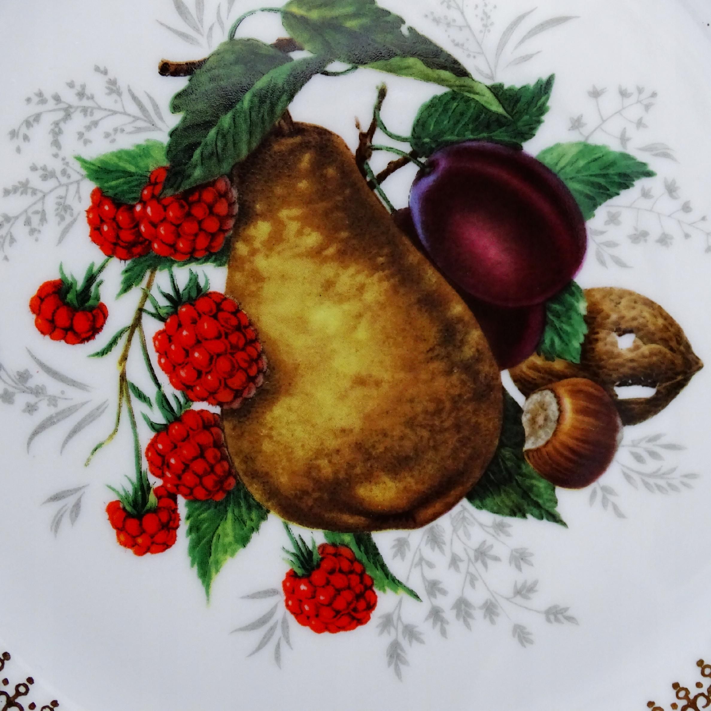 stary  talerzyk porcelanowy owoce gruszka śliwka leszczyna jeżyna