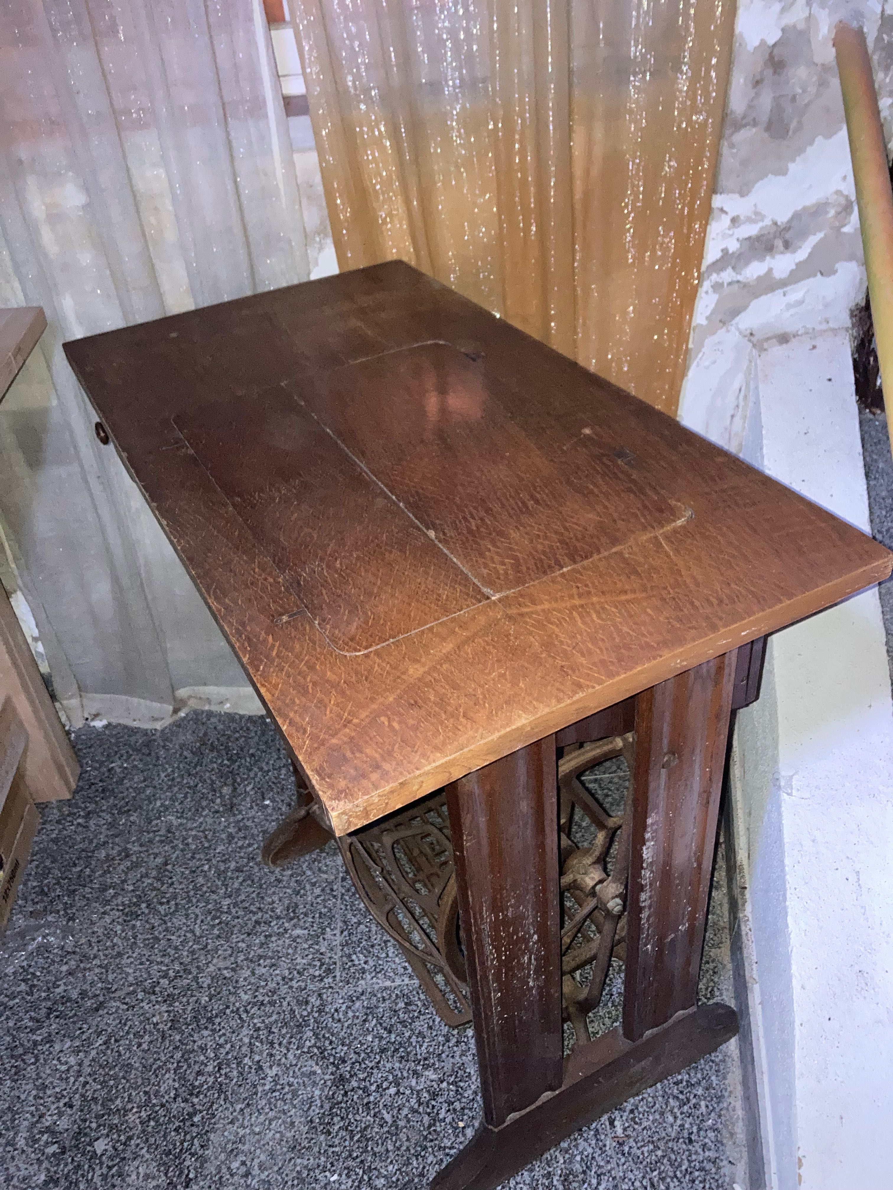 Mesa de costura antiga Singer