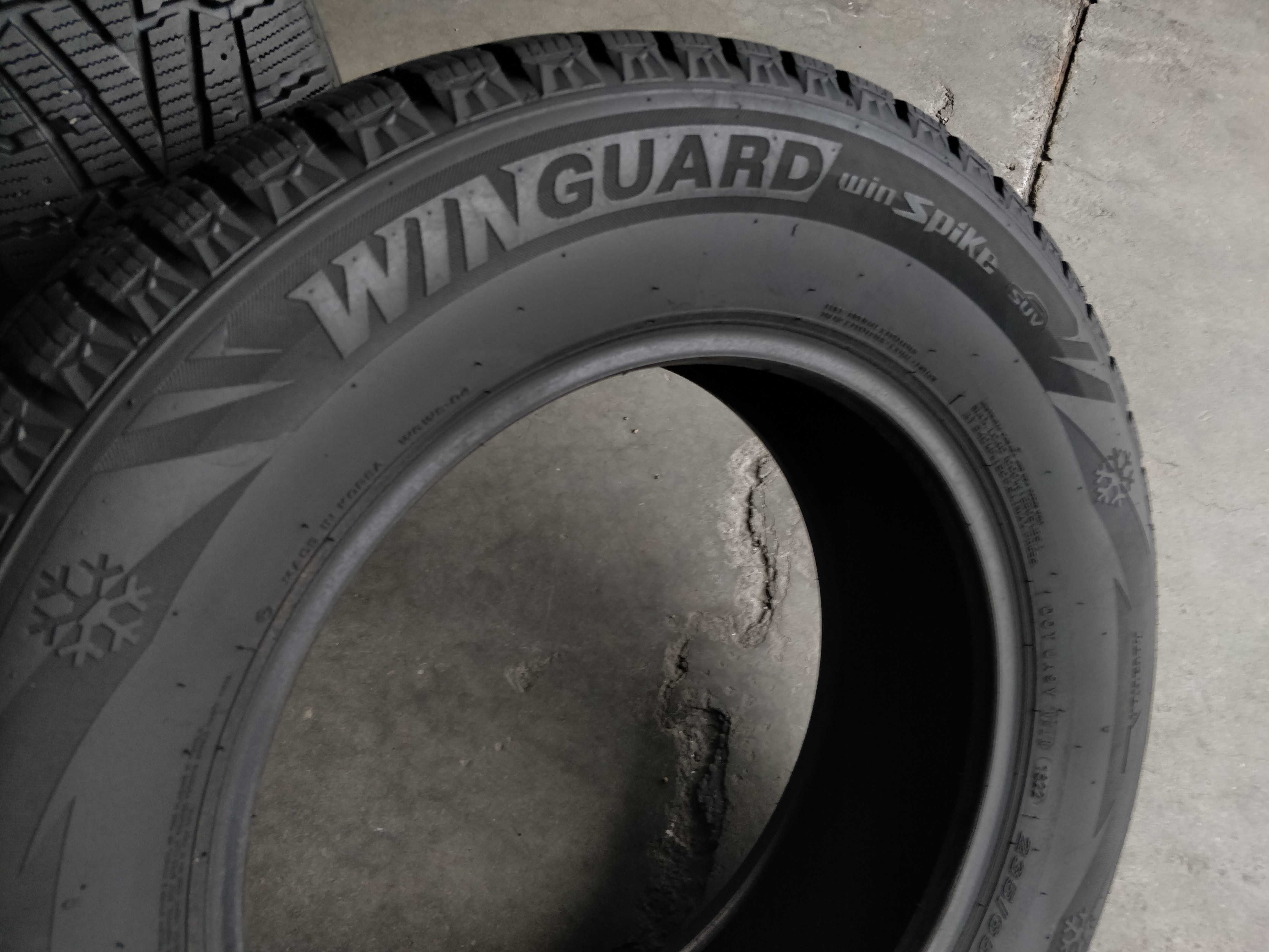 R17 235 65 зимові шини Roadstone Winguard Win Spike