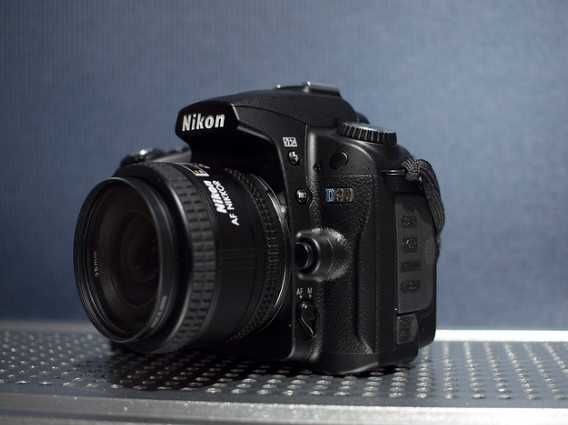 Фотоаппарат Nikon D90 + Nikon DX AF-S NIKKOR 35 mm 1:1.8G