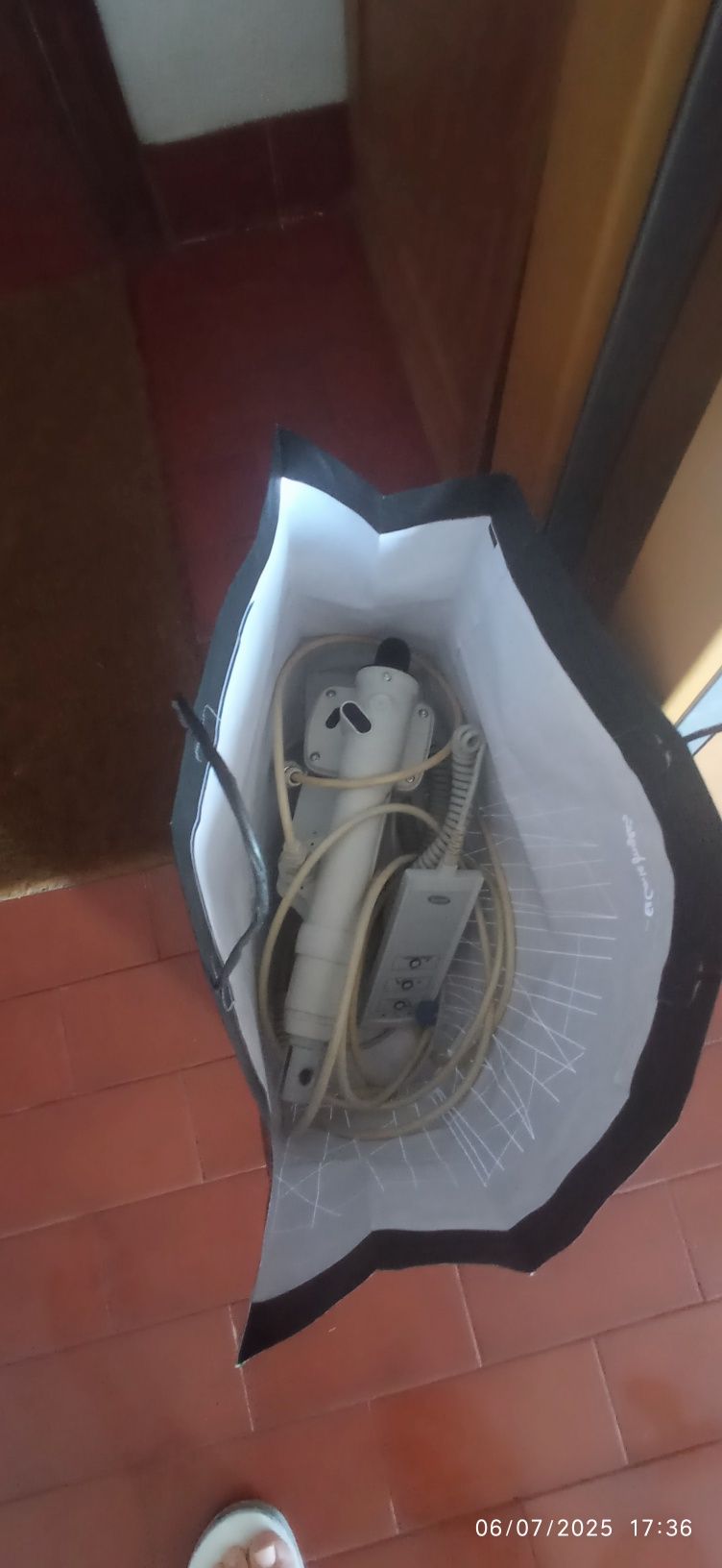 Cama articulada e elevatória com pêndulo e colchão