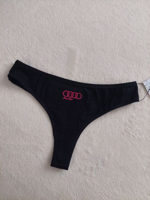 Czarne stringi audi