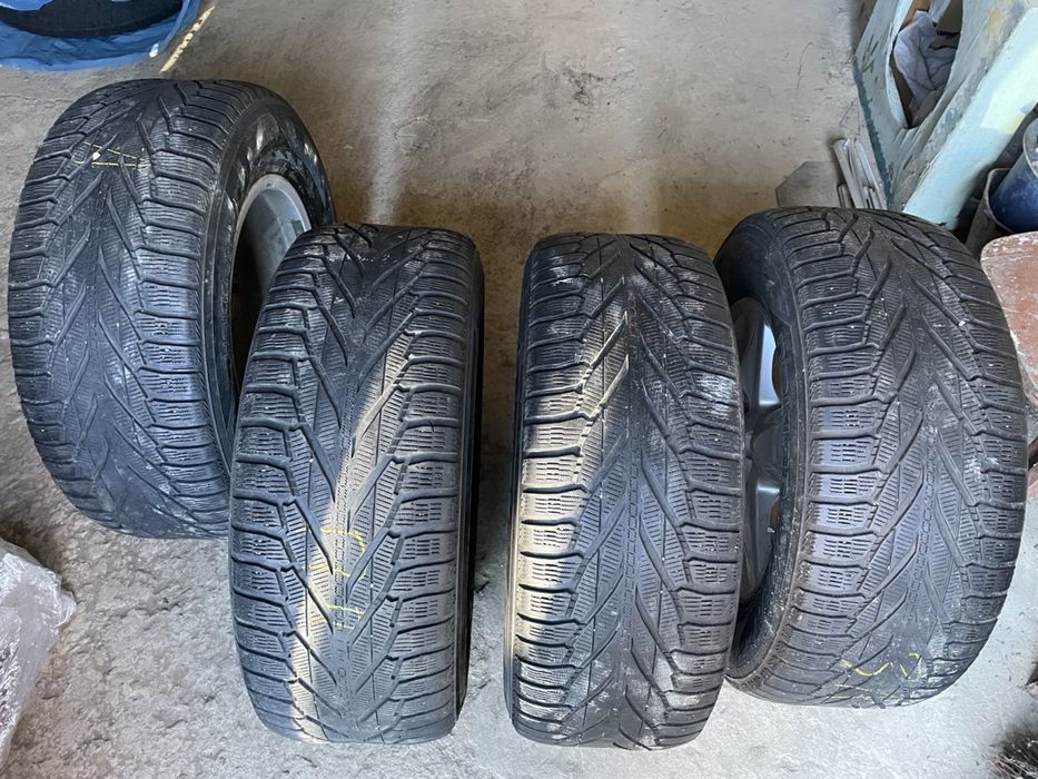 Зимові шини з дисками Land Cruiser 200.  285/60R18