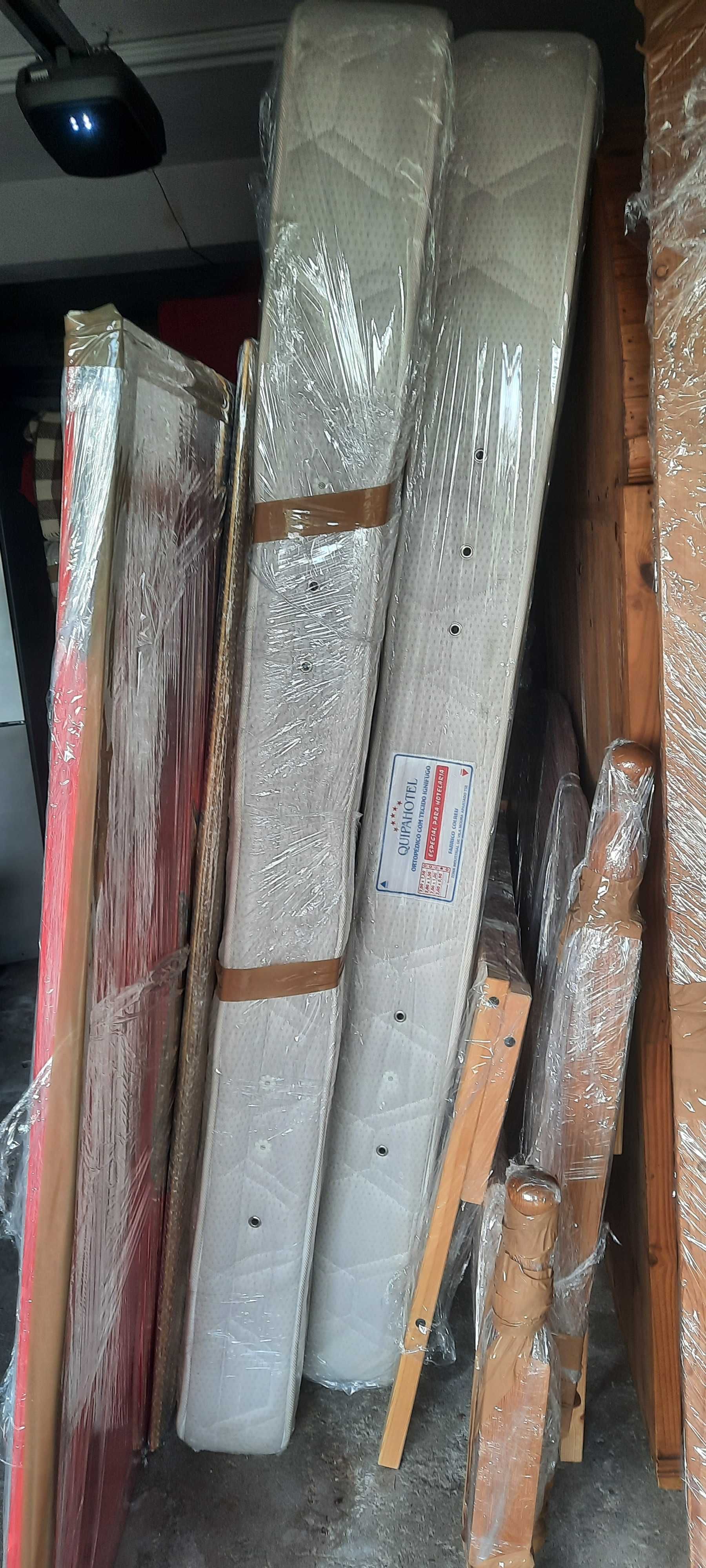 duas camas individuas com colchão edredon e colchas