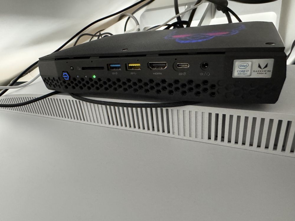 NUC Hades VESA MiniPC W11P i7-8809G 3.1 GHz 32GB 2,5TB