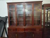 Cómoda com vitrine de pau rosa