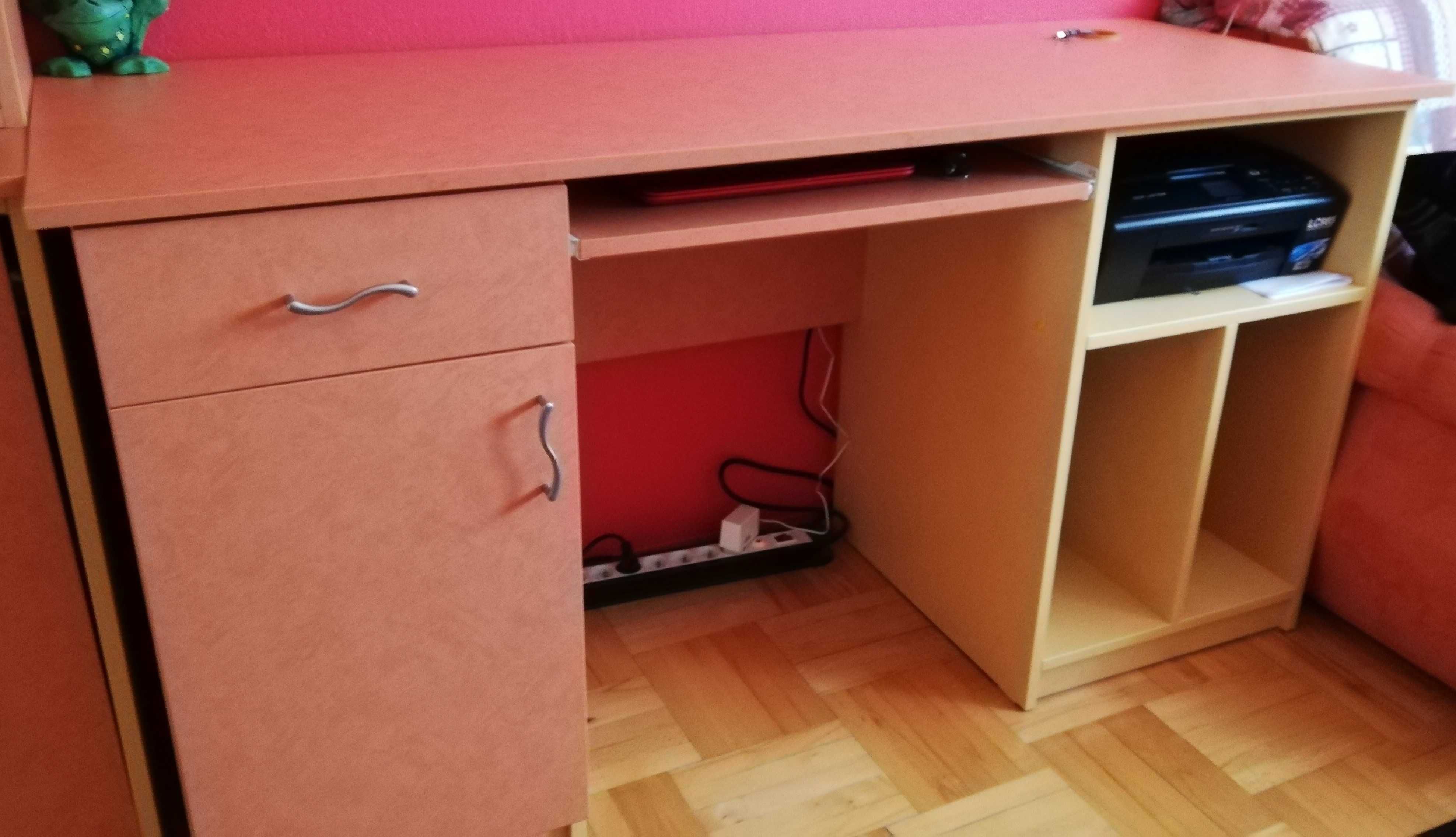 szafa w kolorze łososiowym