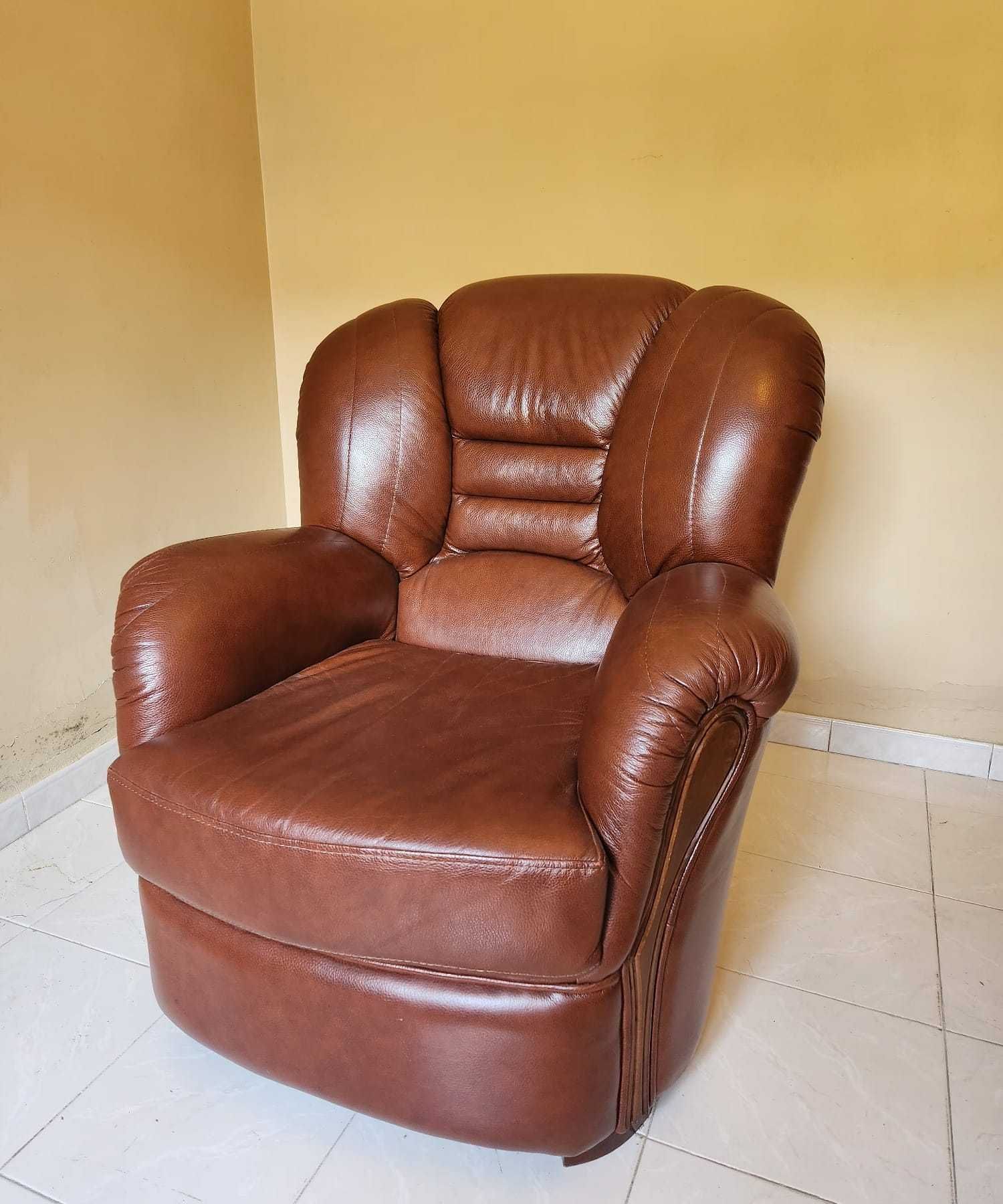 Sofá em Pele Castanha 3 Lugares + 2 Poltronas 1 Lugar – Ótimo Estado