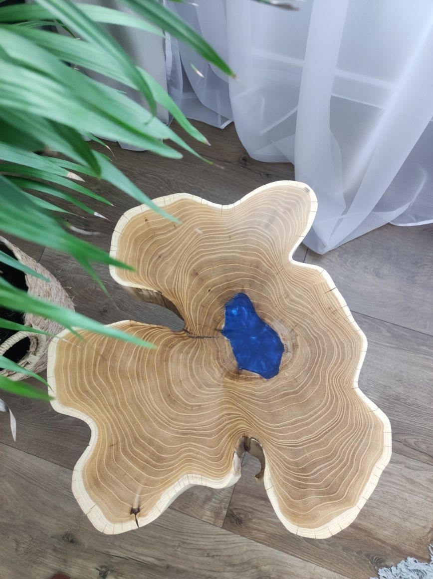 Stolik drewniany z żywicą epoksydową w kolorze niebieskim